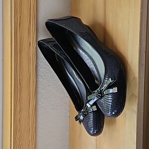 Like new - Women's Karen Scott Pippa Wedges